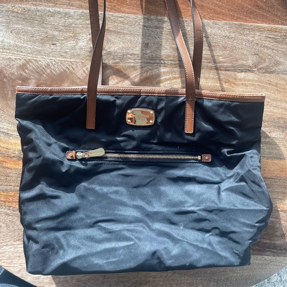 MICHAEL KORS MONTAUK LARGE BLACK TOTE SHOULDER BAG with top zipper